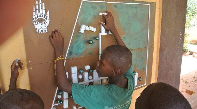 I bambini esplorano la nuova mappa tattile della loro scuola