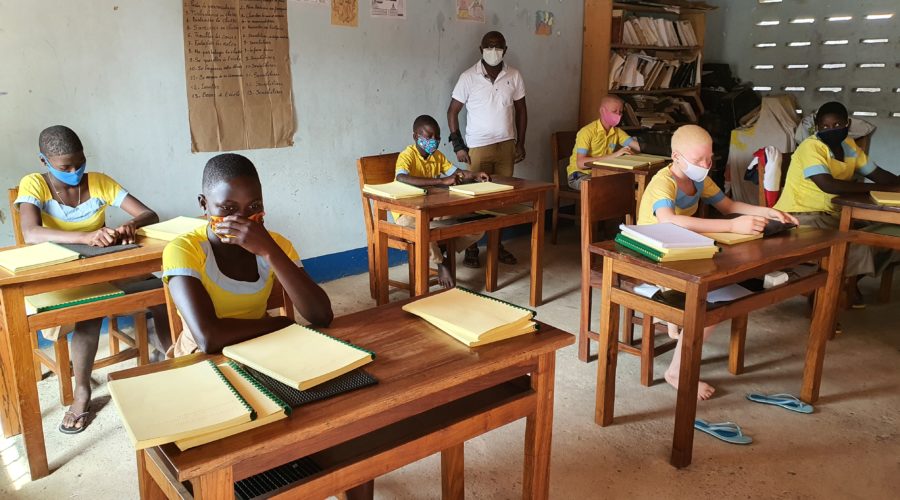 Tutti con la mascherina, ma finalmente in classe. Siamo all'istituto dei ciechi IFRAM di Sokodé