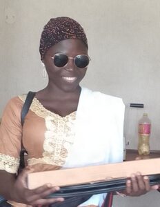 Habibou mentre ritira il suo computer,